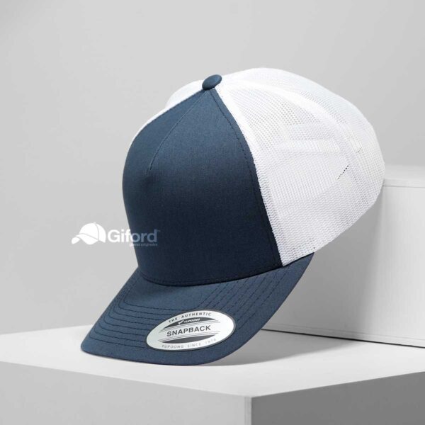 YP Classics® Trucker – Azul marino con blanco