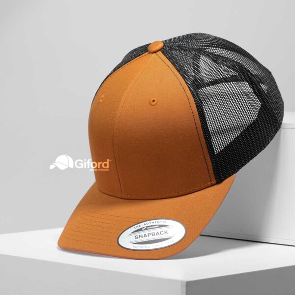 La YP Classics® Retro Trucker combina estilo clásico y comodidad superior en una gorra estructurada de 5 paneles con perfil medio. Sus paneles traseros de malla ofrecen máxima ventilación, mientras la visera Permacurv® con 8 costuras y el cierre snapback ajustable garantizan ajuste perfecto y durabilidad. Fabricada en mezcla de poliéster y algodón, es ideal para personalizar con tu marca o diseño. Cómoda, resistente y con excelente presentación — la elección perfecta para quienes buscan calidad y estilo en una sola gorra.