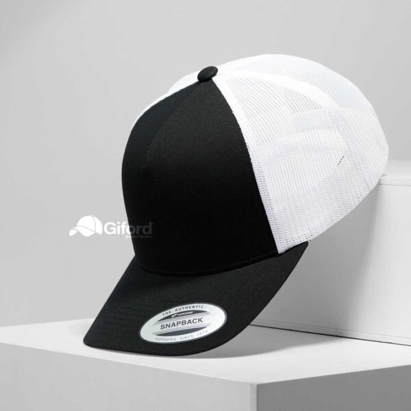 YP Classics® Trucker – Negro con blanco