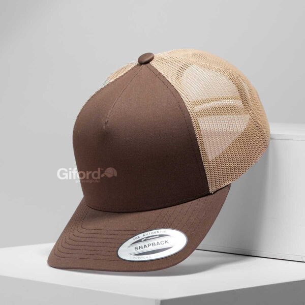 La YP Classics® Retro Trucker combina estilo clásico y comodidad superior en una gorra estructurada de 5 paneles con perfil medio. Sus paneles traseros de malla ofrecen máxima ventilación, mientras la visera Permacurv® con 8 costuras y el cierre snapback ajustable garantizan ajuste perfecto y durabilidad. Fabricada en mezcla de poliéster y algodón, es ideal para personalizar con tu marca o diseño. Cómoda, resistente y con excelente presentación — la elección perfecta para quienes buscan calidad y estilo en una sola gorra.